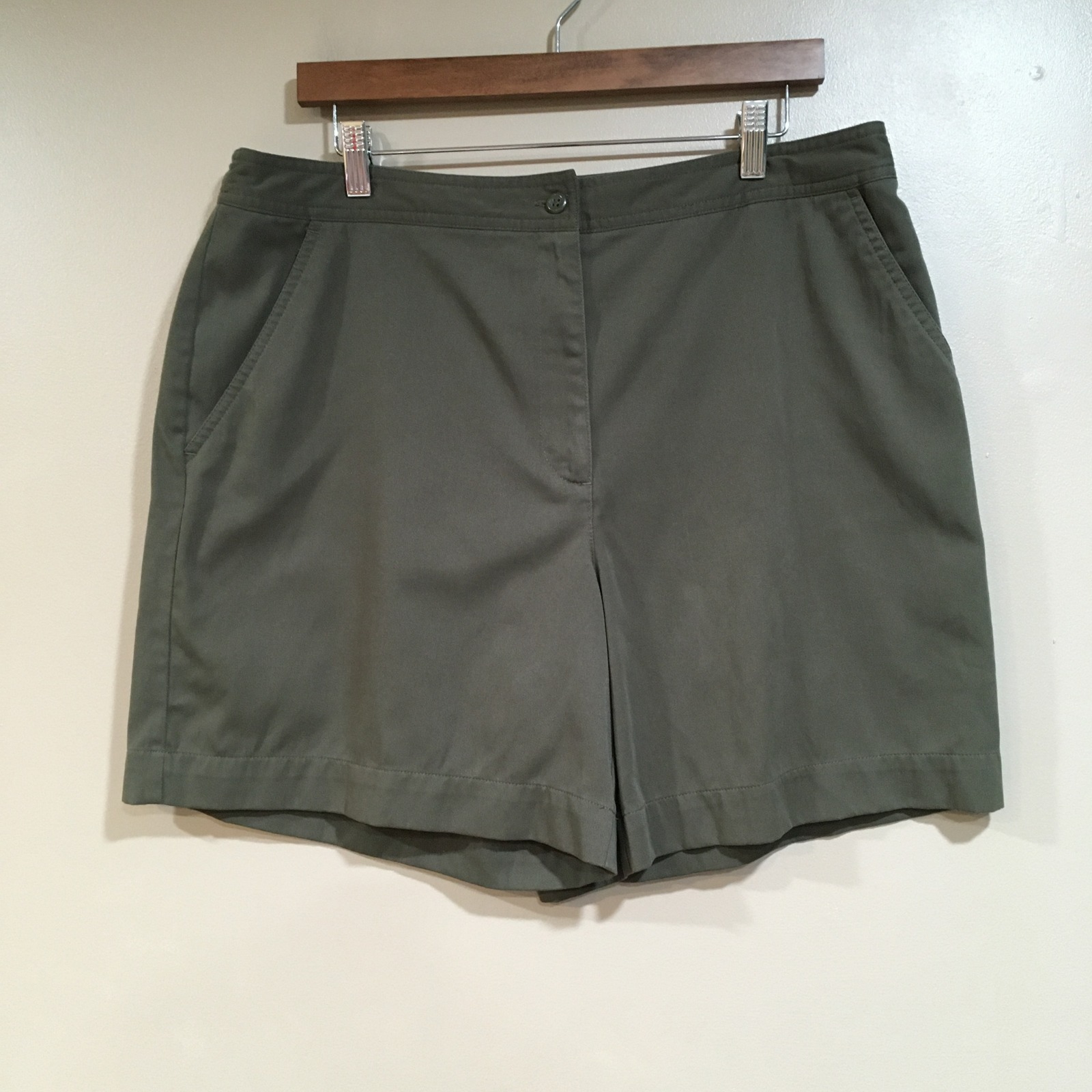 Studio Works Chino Shorts Womens 18 Olive Green Casual Classic Minimalist Preppy